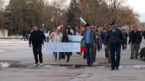 Не на дупките скандираха и в Търговище