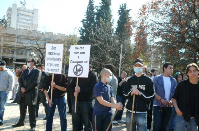Обвиниха полицаите в насилие при протеста на гейовете в Пазарджик