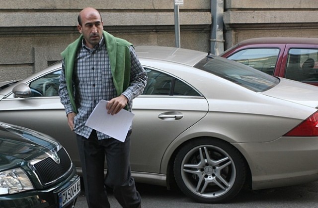 Йордан Лечков показал среден пръст на полицаи, ще дава обяснения