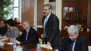 Обсъждат замразяването на цените на тока водата и парното