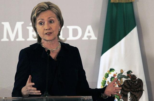 Хилари Клинтън обеща помощ на Мексико във войната срещу наркокартелите