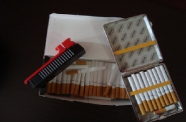 Румънка лепи купии цигари по тялото си, за да мине през митницата