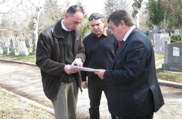 Продължава почистването и развитието на гробищния парк в Шумен