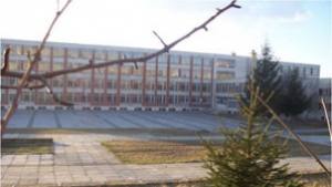 Засаждат вечнозелени дървета в двора на СОУ Л Каравелов