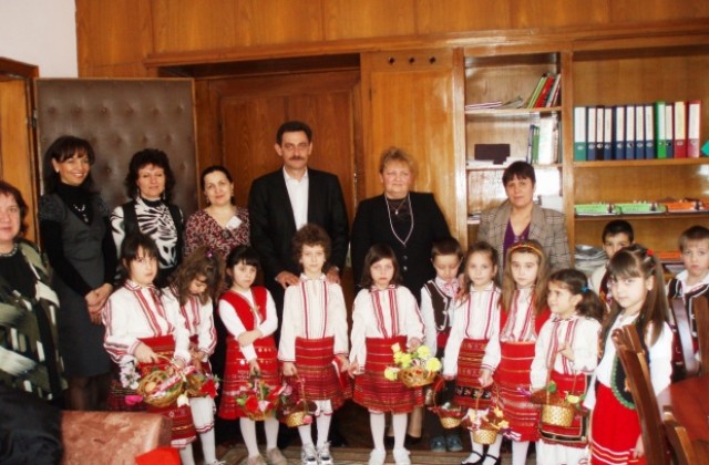 Лазарки посетиха община Враца
