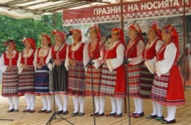 Фолклорно надпяване в Любимец