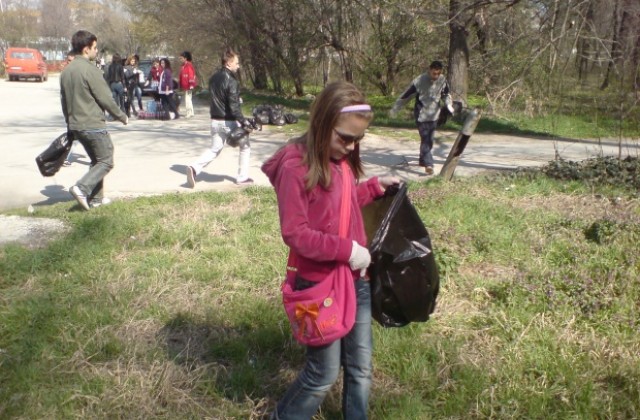 Без Минков и Панчев започна почистването на парк Лаута