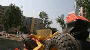 Събарят незаконно гето до метростанцията Обеля след Великден