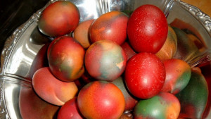 Продават бои за яйца с неизвестно съдържание