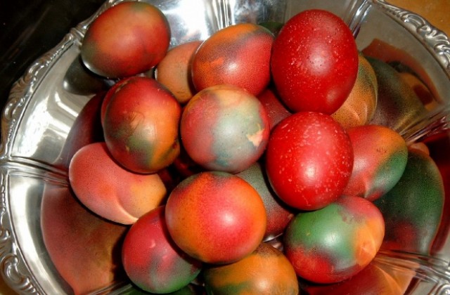 Продават бои за яйца с неизвестно съдържание