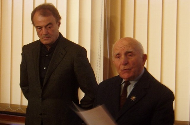 Кметът попълва редиците на ветераните от войната