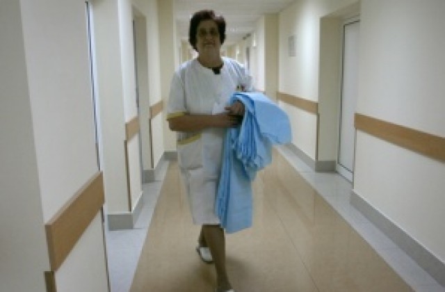 Акушерките в АГ са със 700 лв. заплата, твърди шефът на болницата