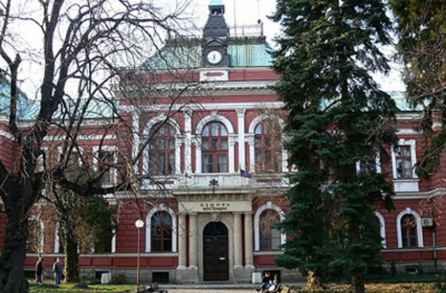 Общинарите в Кюстендил с две 15-минутки за цигара навън