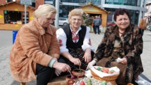 Баби боядисват яйца на Тройката