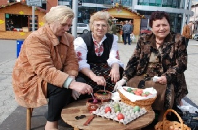 Баби боядисват яйца  на „Тройката”