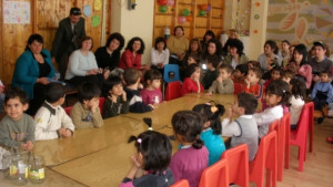 ЖЕНИ ГЕРБ боядисваха яйца с децата от Детелина