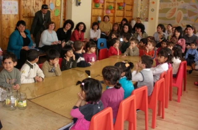 ЖЕНИ ГЕРБ боядисваха яйца с децата от Детелина