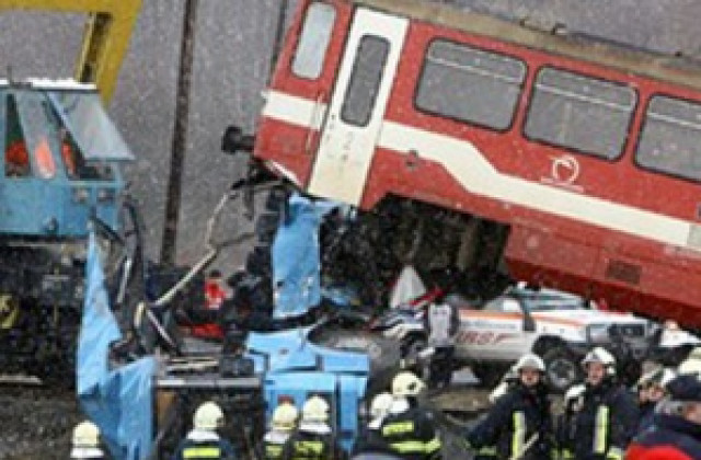 Трима загинаха, а 11 са ранени при жп катастрофа в Словакия