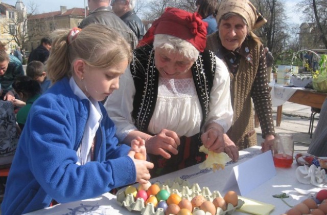 Баби и деца боядисваха яйца на площада в Лом