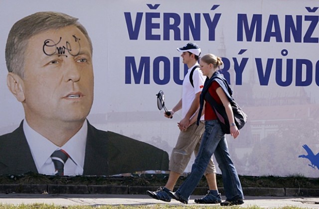 Бившият чешки премиер подаде оставка като председател на партията си