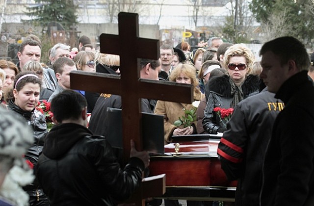 Погребаха част от жертвите на атентатите в московското метро