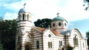 Благотворителен базар пред храм Света Троица