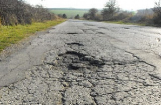 В Разградско започват да кърпят дупките по пътищата