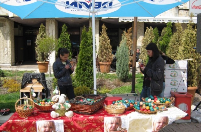 Ротарианци продаваха яйца за да помагат на деца в Дупница