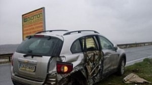 Трима пострадаха на ляв завой