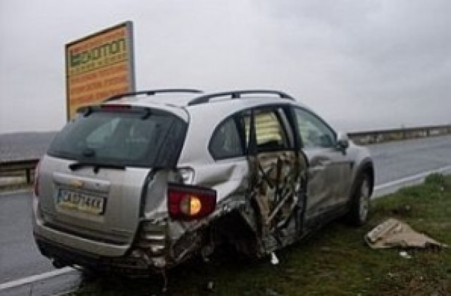 Трима пострадаха на ляв завой