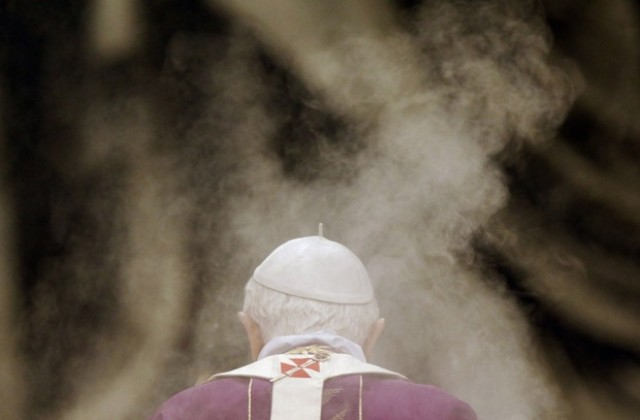 Папа Йоан Павел II пренебрегнал посегателство на духовник над 2000 деца