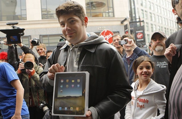 Apple продаде 300 000 iPad-a само за първия ден