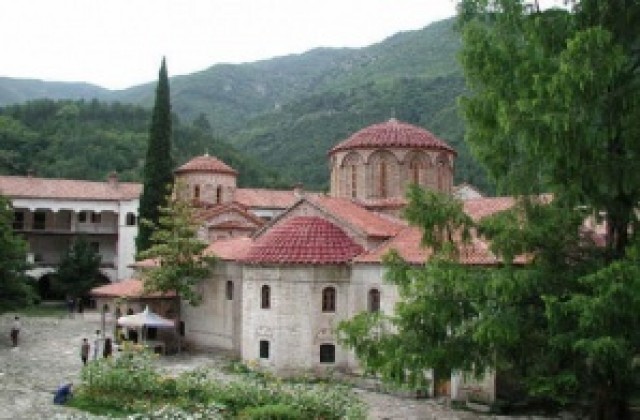 Стотици съпроводиха чудотворната икона на Бачковския манастир