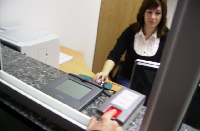 Технически срив попречи на приемането на бързи и експресни поръчки за новите документи