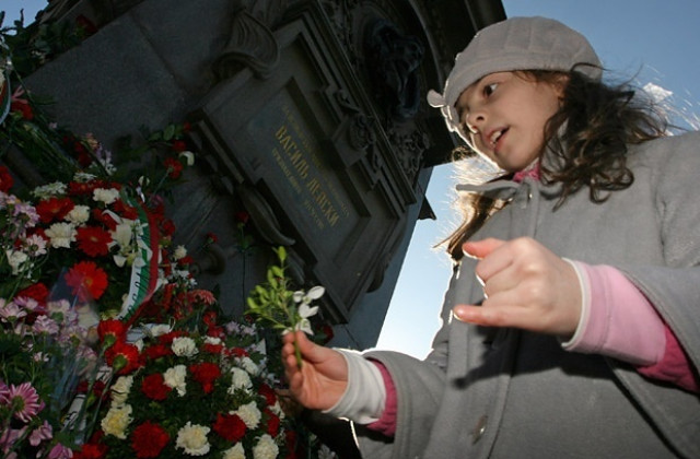 Направиха пешеходна пътека до Паметника на Левски в София