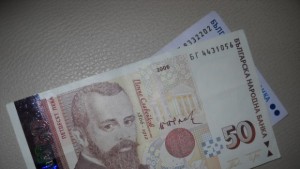 Младеж плаща на бензиностанция с фалшиви банкноти