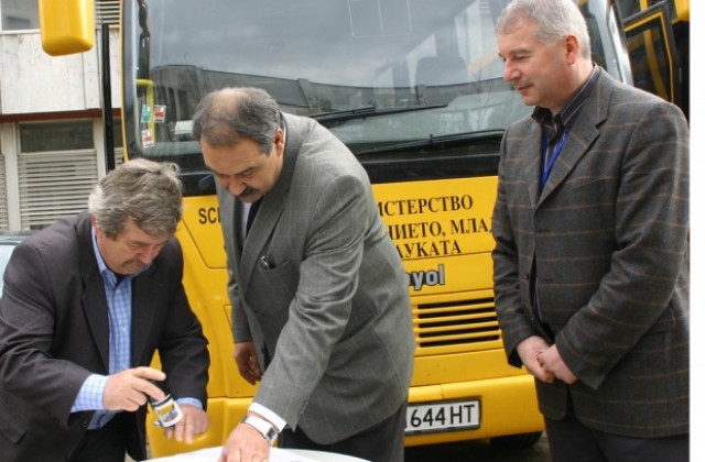 Още две видински училища се сдобиха с автобуси