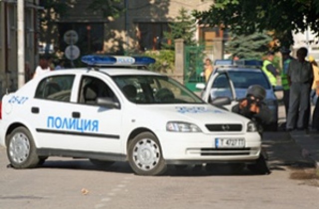 Задържаха родители, принуждавали дъщеря си да проституира