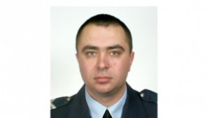 За побой глобиха уволнен полицай чака го и второ дело