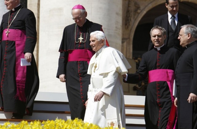 Папа Бенедикт се е противопоставил на разпопването на свещеник педофил