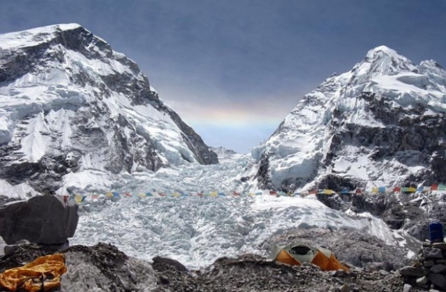 Разрешиха спор за височината на Еверест, засега