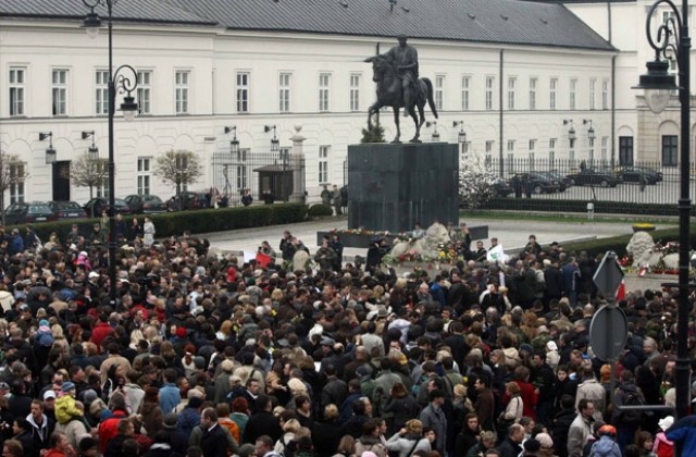 Полската държава и армия затънаха в тежка криза