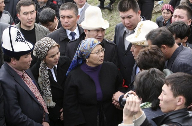 Започнаха преговори между страните в конфликта в Киргизстан