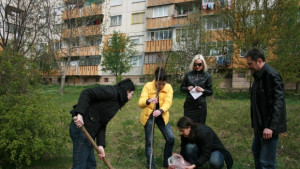 Продължава пролетното почистване на града