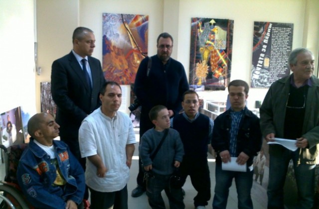 Фотоизложба показва големия свят на малките хора