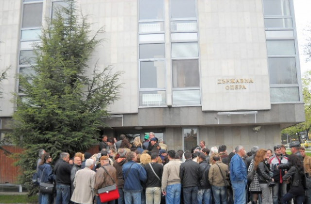 Протестиращите артисти окупираха входа  на Операта