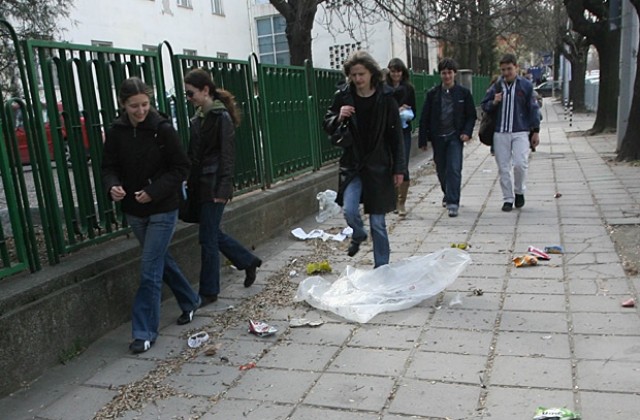 Глобиха софиянци за хвърлени на тротоара фасове