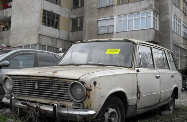 Общинари дирят стари коли в Разград, местят ги принудително от паркингите
