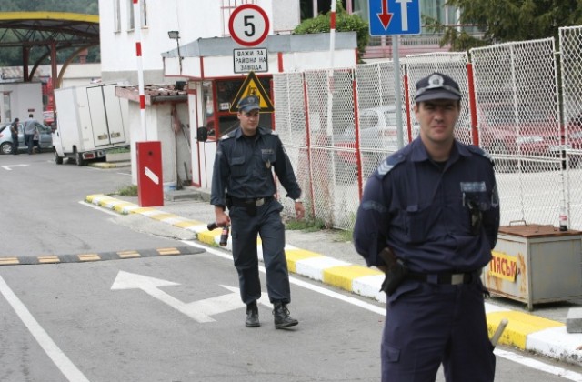 Задържаха митничар за контрабанда на цигари