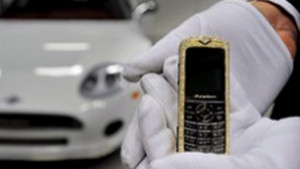 Дизайнер създаде златен телефон